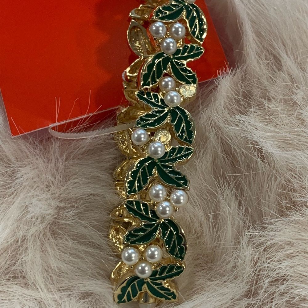 Bracelet :Gold and Green Leaf Pearl Bracelet